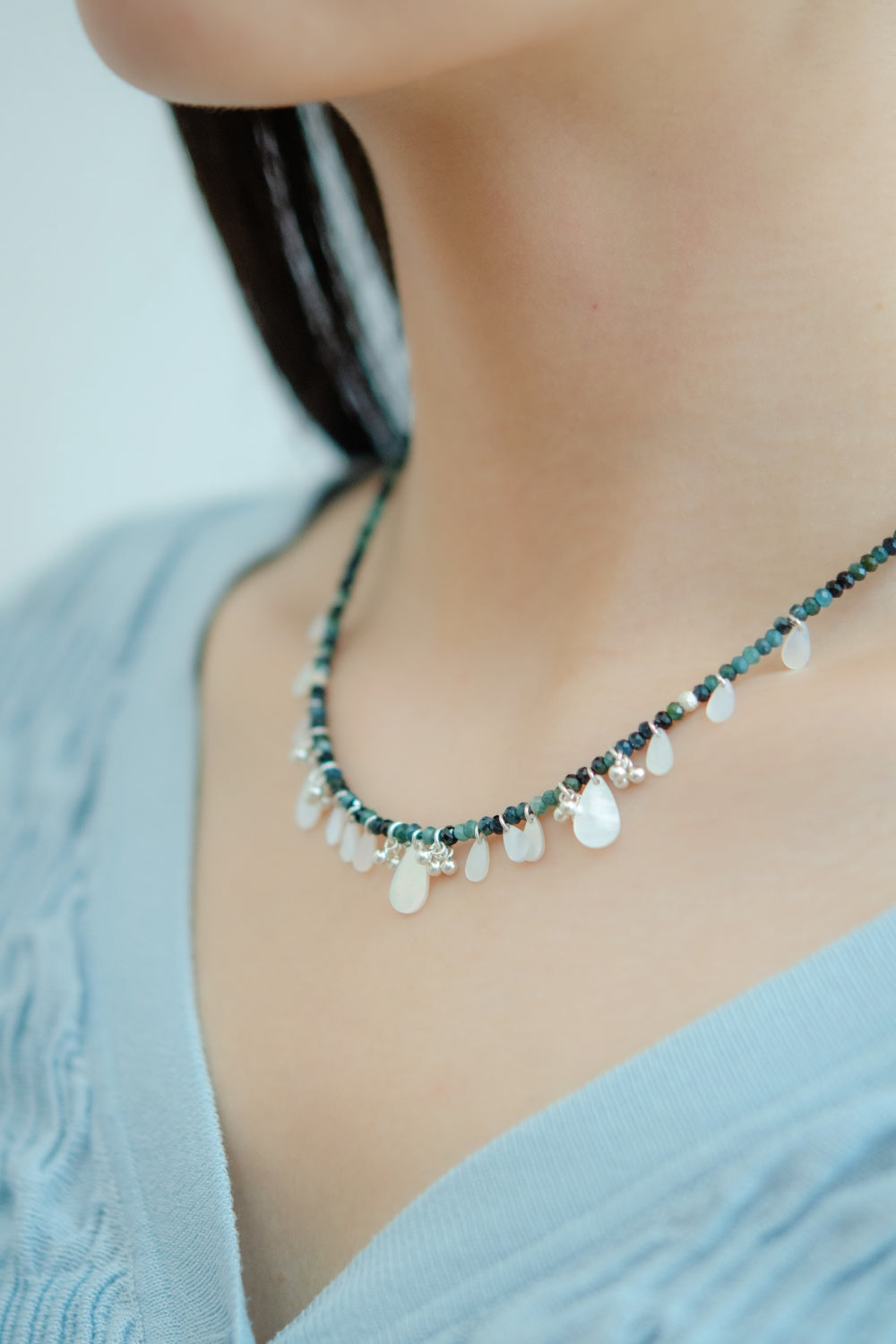 トルマリンネックレス着用 水色のニット 森と泉の爽やかなコーディネート