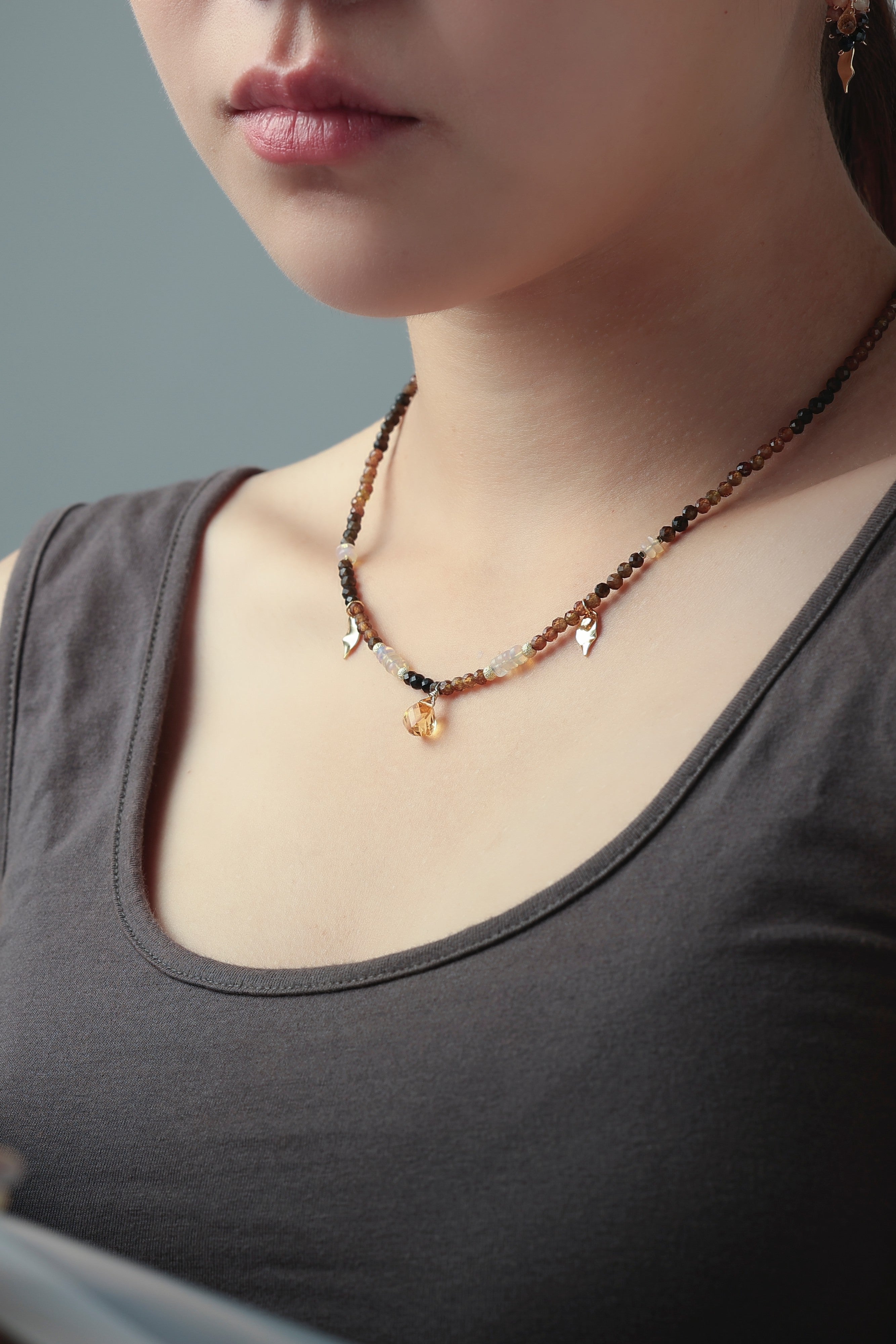 天然石ネックレス着用 グレーのトップスと秋色の色彩 10月誕生石