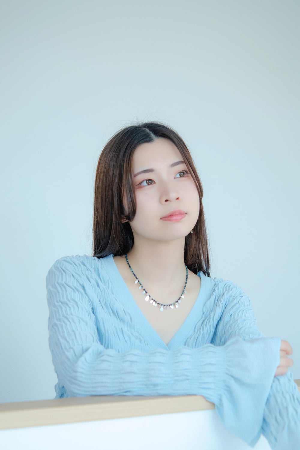 グリーントルマリン ネックレス モデル着用ポートレート 清楚な雰囲気