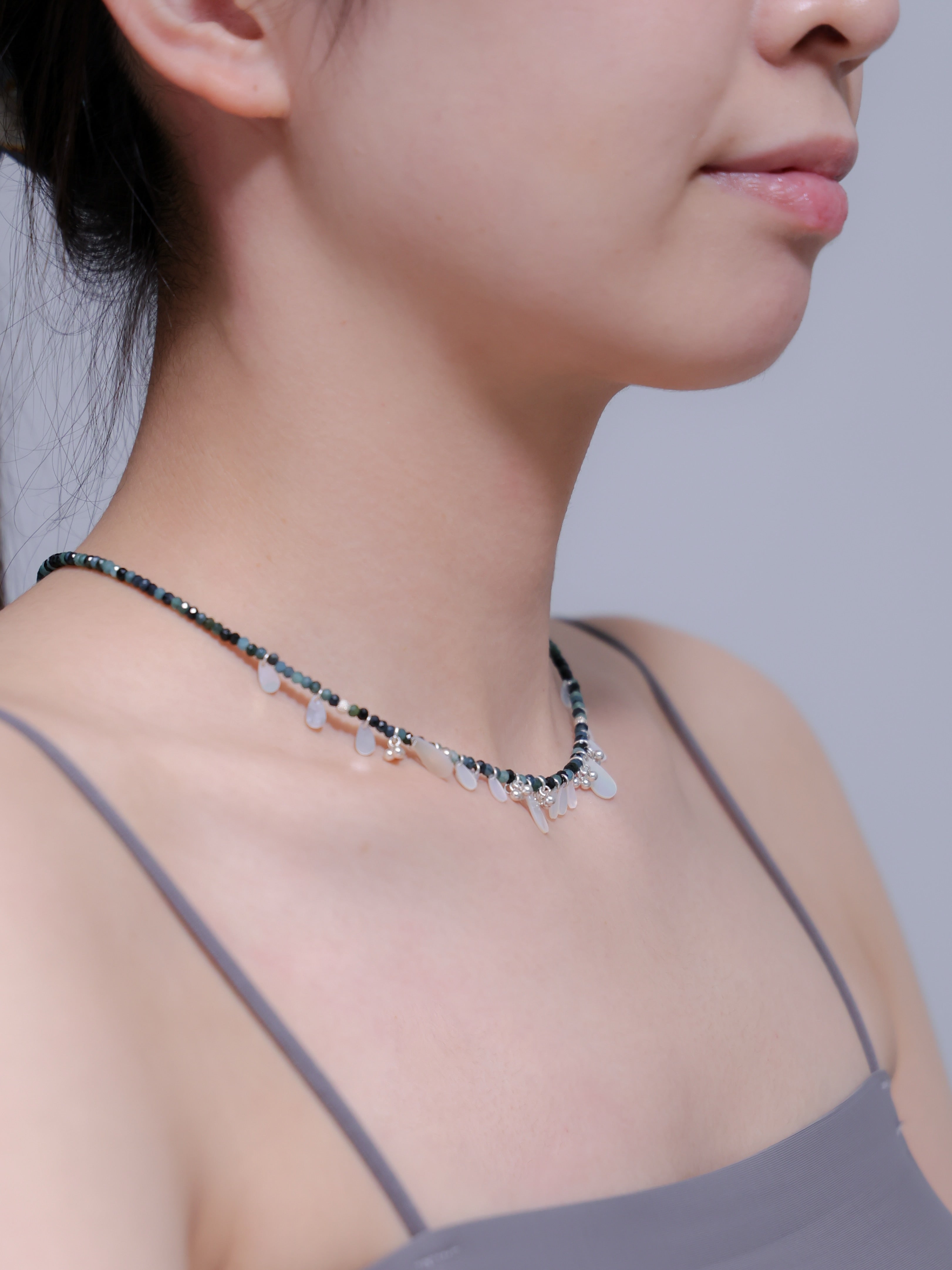 10月誕生石 トルマリンネックレス着用 横顔 グレーのトップスに合わせて