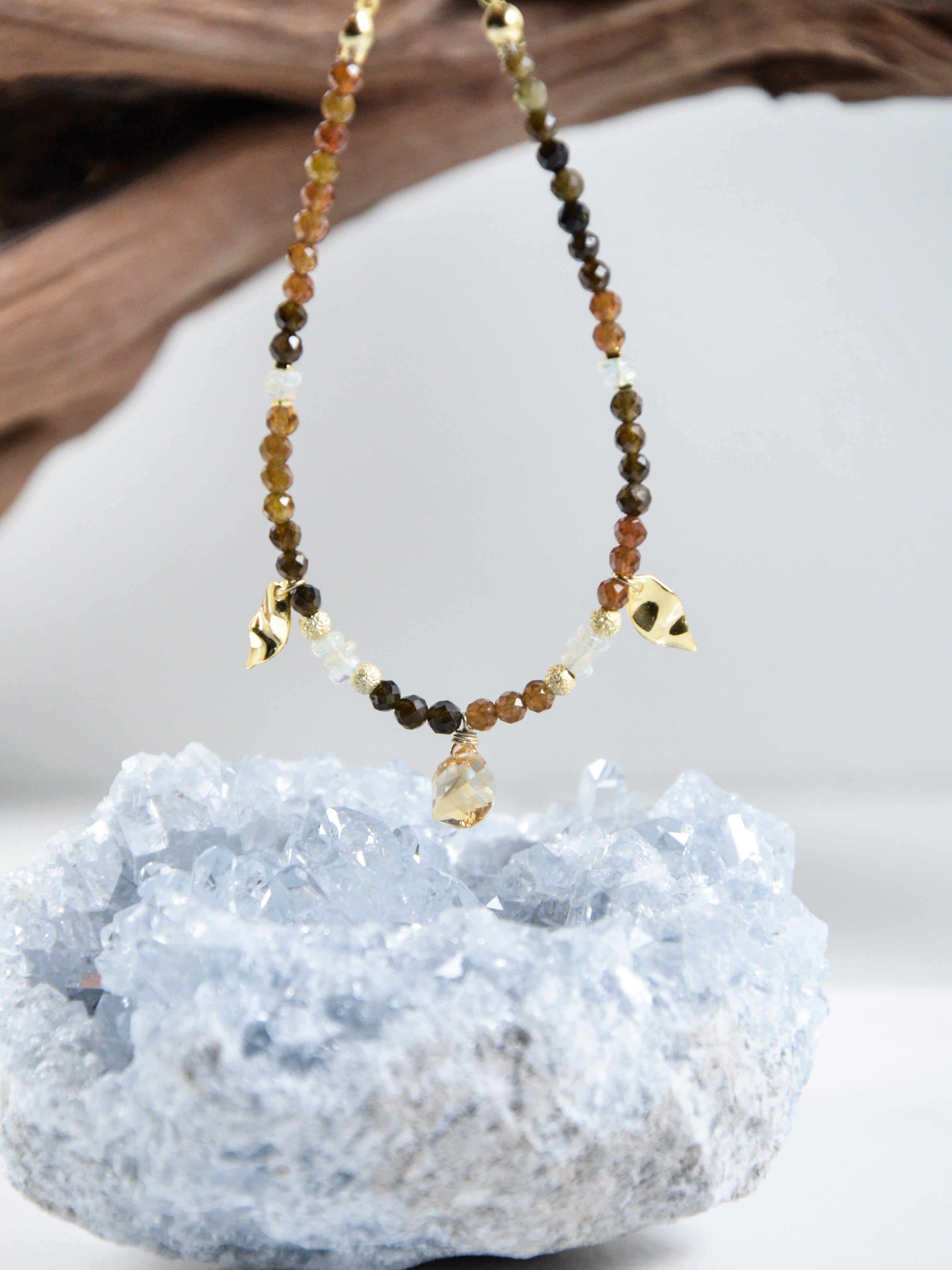 トルマリン & オパール & シトリン ブレスレット 木漏れ日の散歩道 メイン画像 秋色天然石と金の葉 K14GP