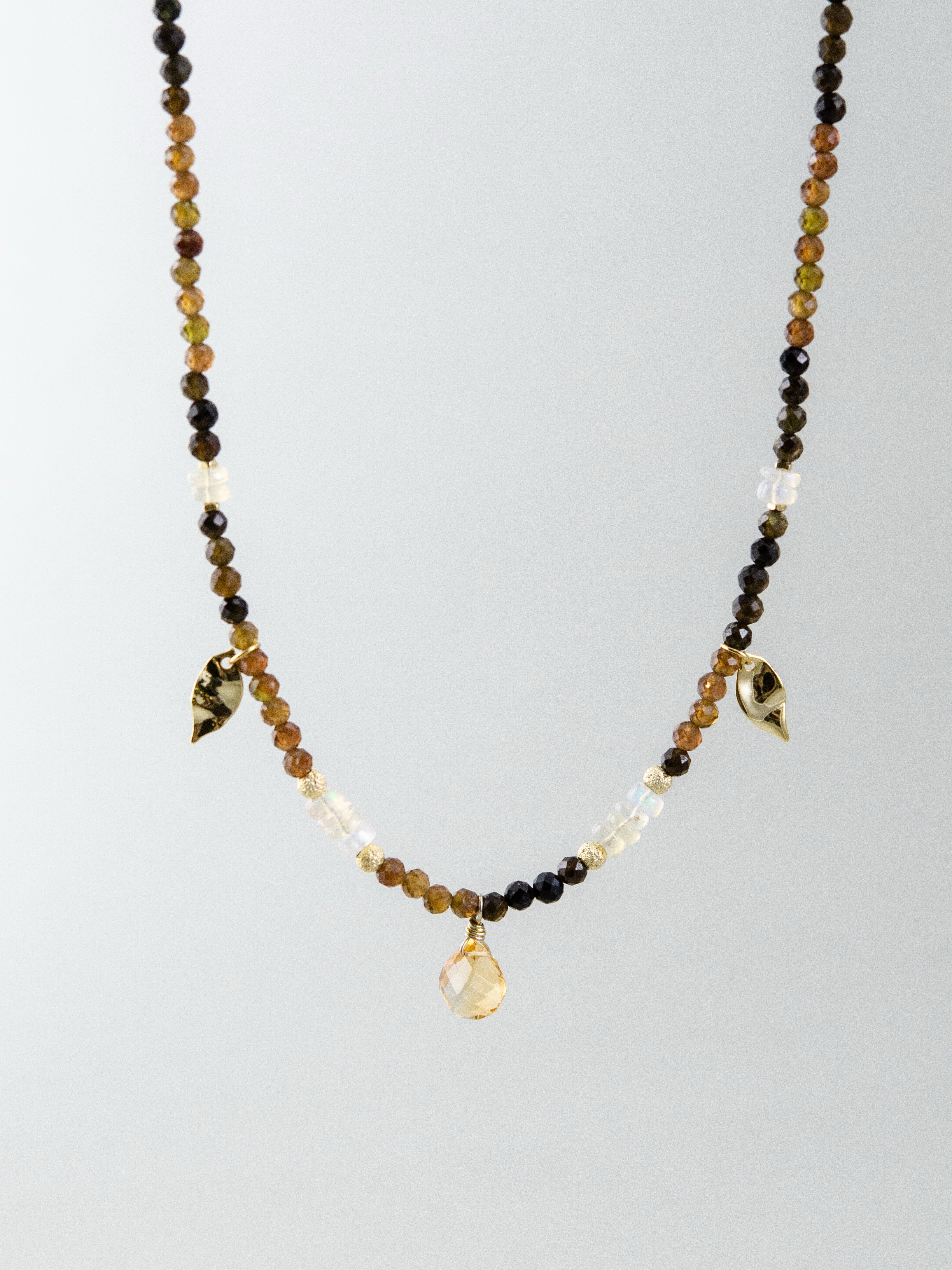 トルマリン & オパール & シトリン ネックレス 実りの森 メイン画像 秋色天然石と金の葉