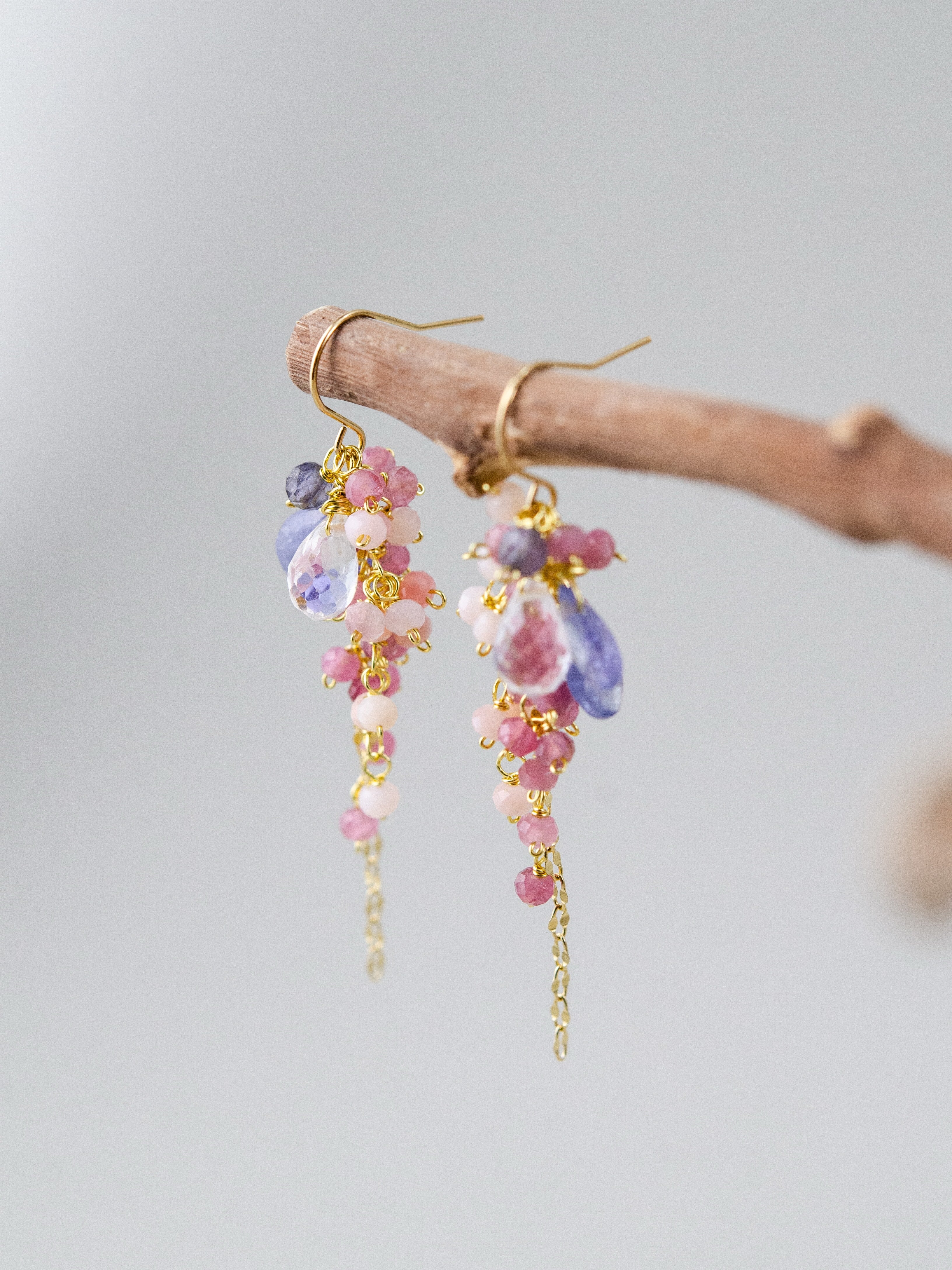 揺れる天然石ピアス 木の枝を使ったディスプレイ 14kgfフック詳細