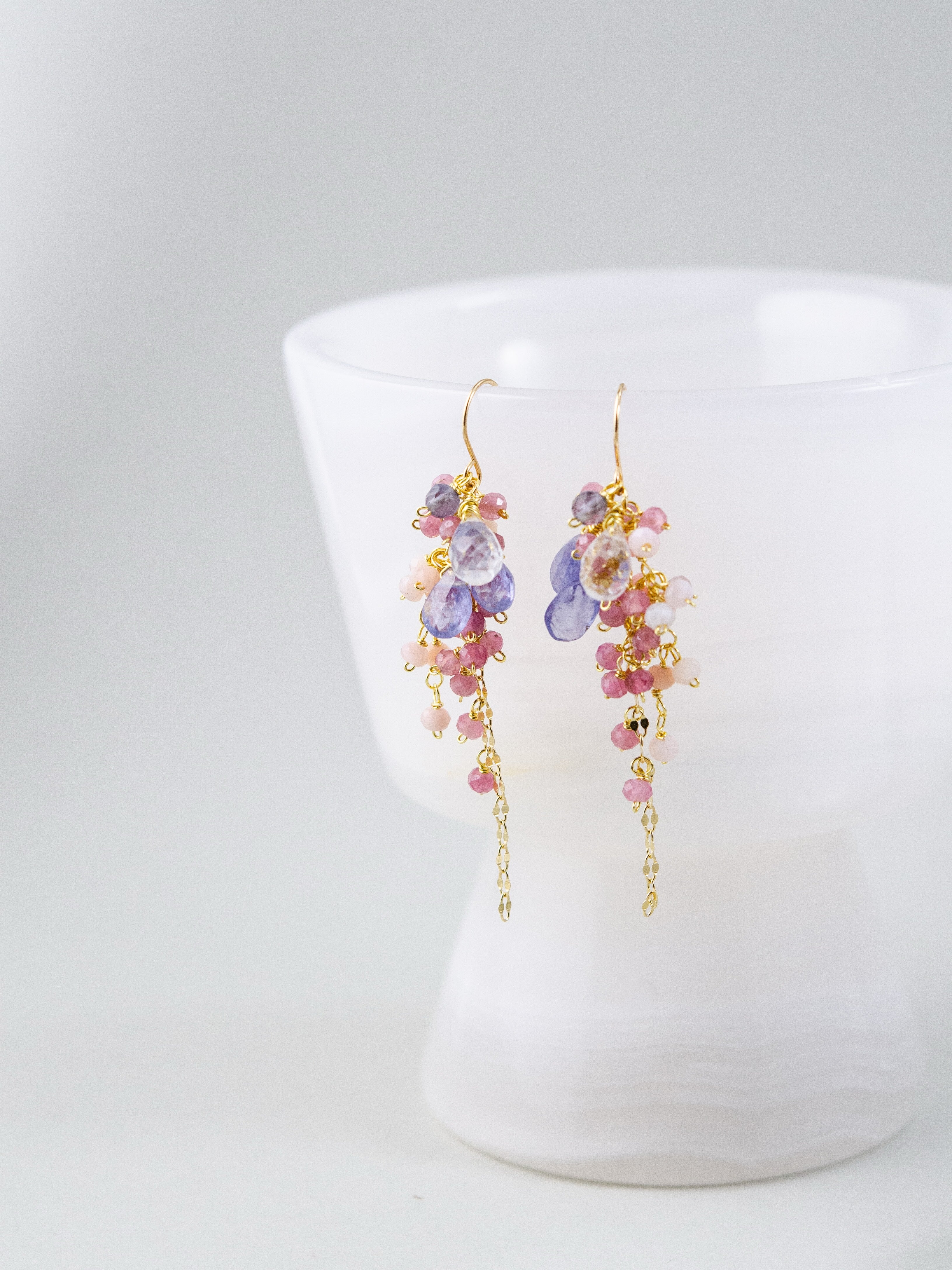 トルマリン & タンザナイト ピアス 白い器に揺れる花束のようなデザイン