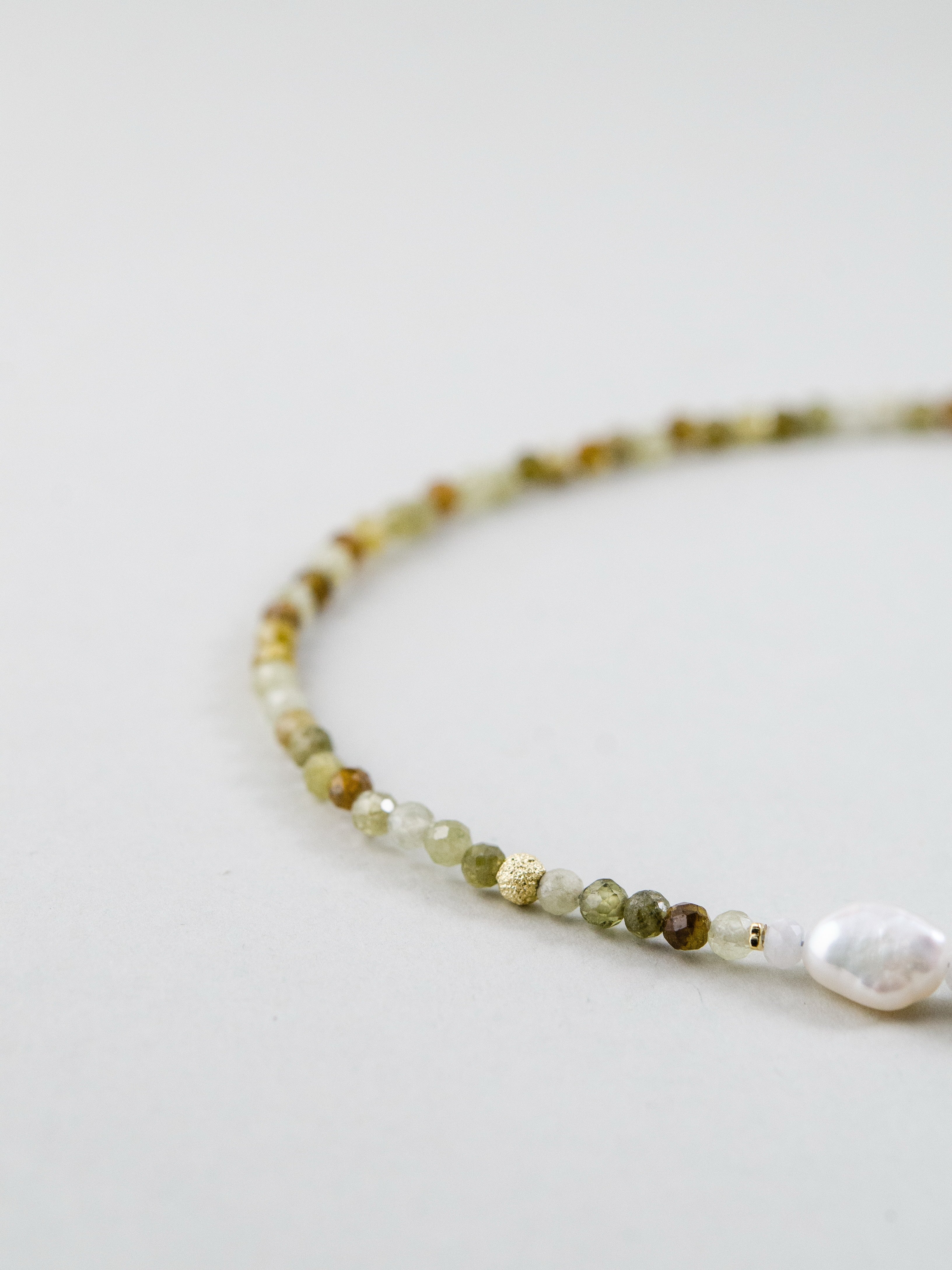 天然石ビーズ詳細 ツァボライトと変形パールの有機的なコントラスト