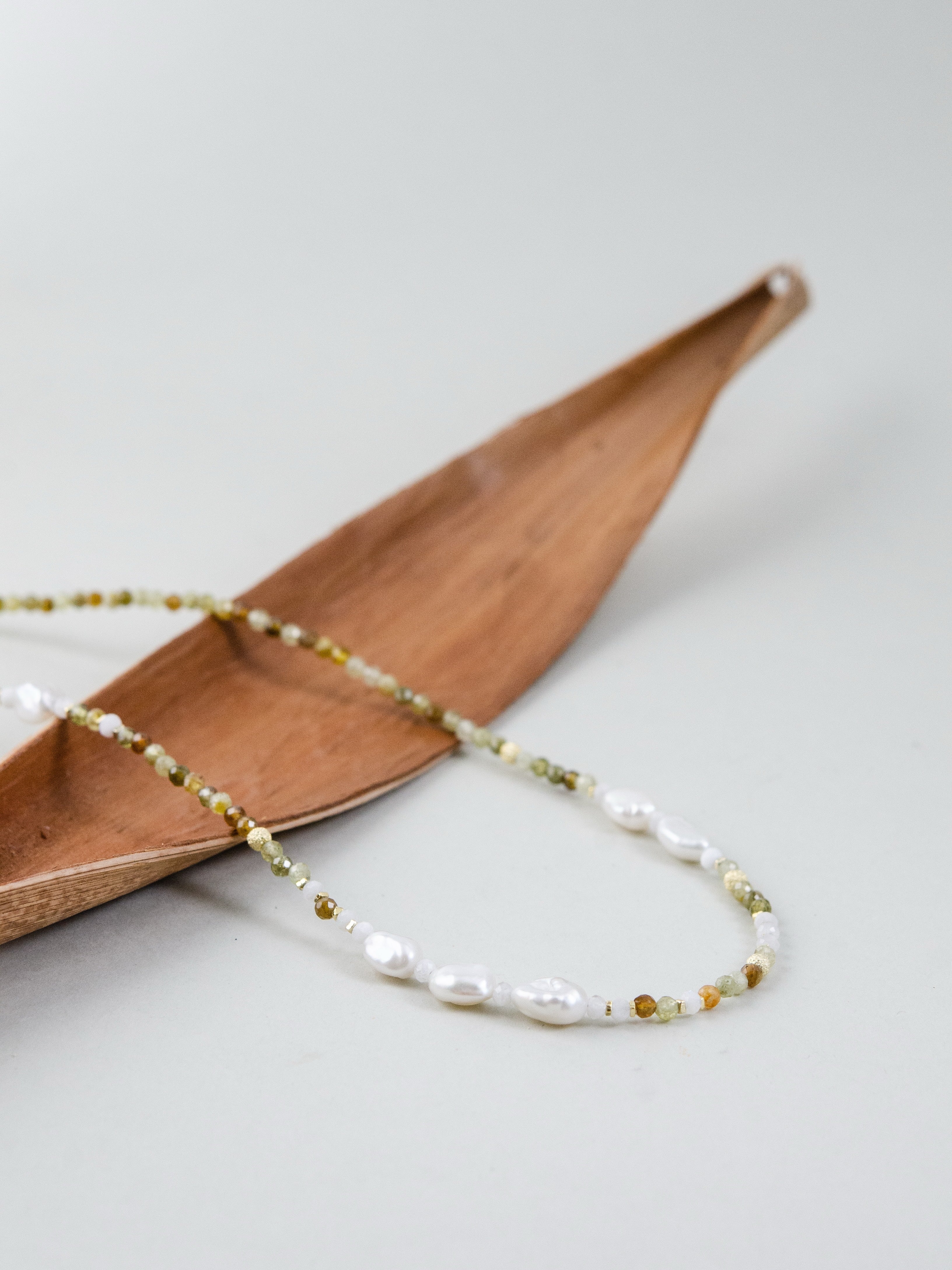 天然石ネックレス スタイリング 木の温もりと有機的な白の調和