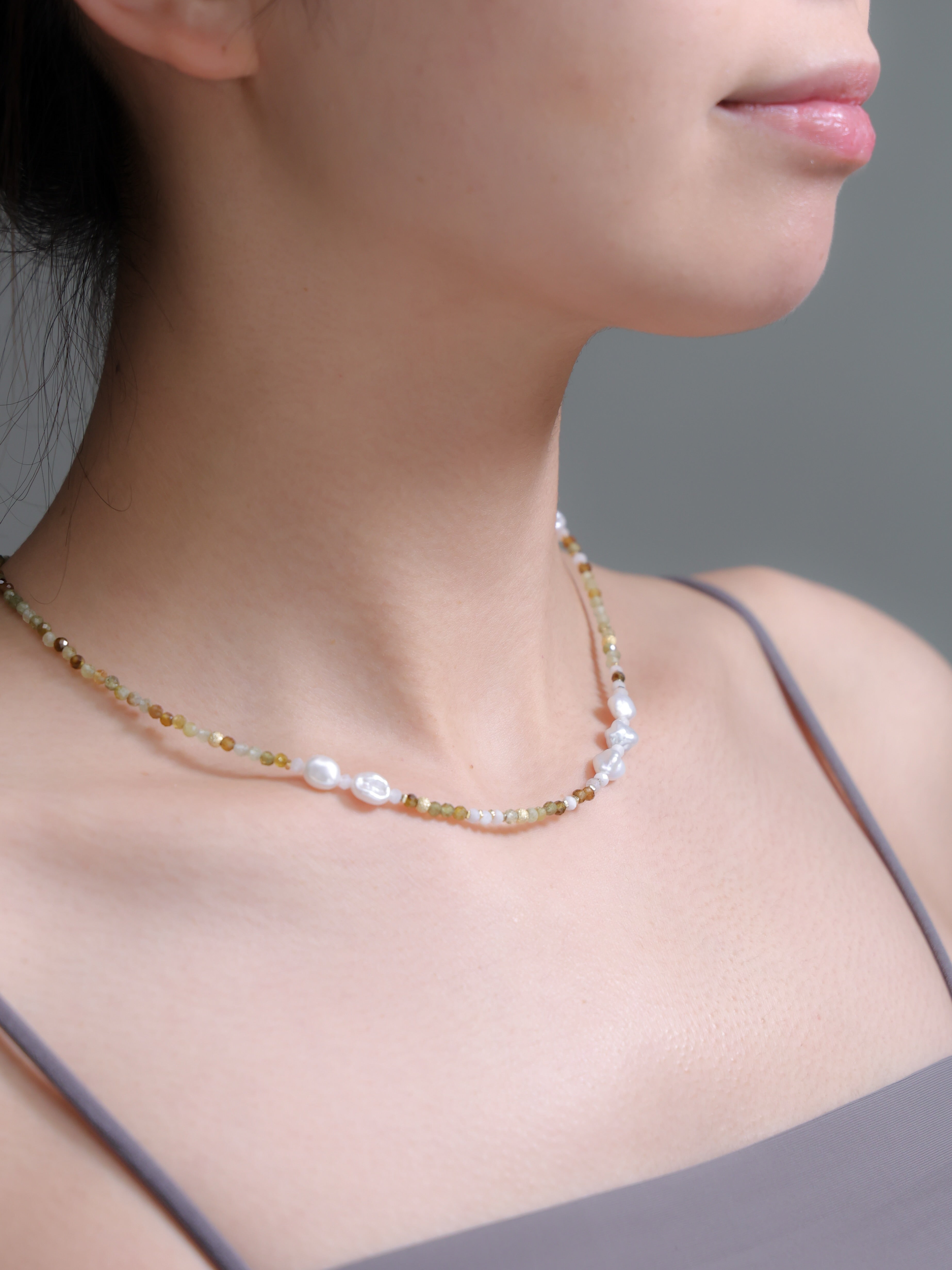 ツァボライト ネックレス着用 横顔 首元に馴染む鮮やかな緑 1月誕生石