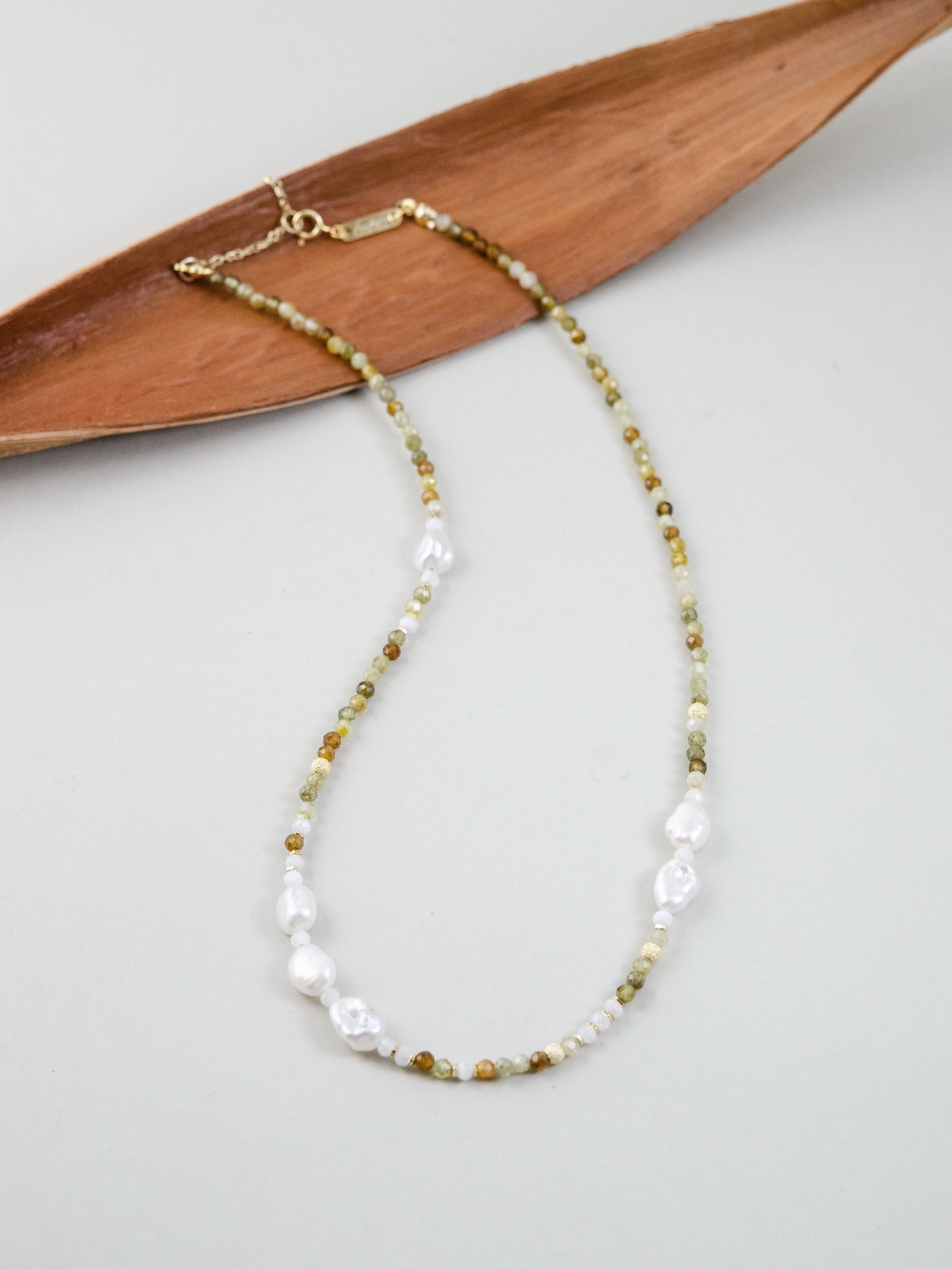 ツァボライト ネックレス 木製トレイのディスプレイ 森の小径のイメージ