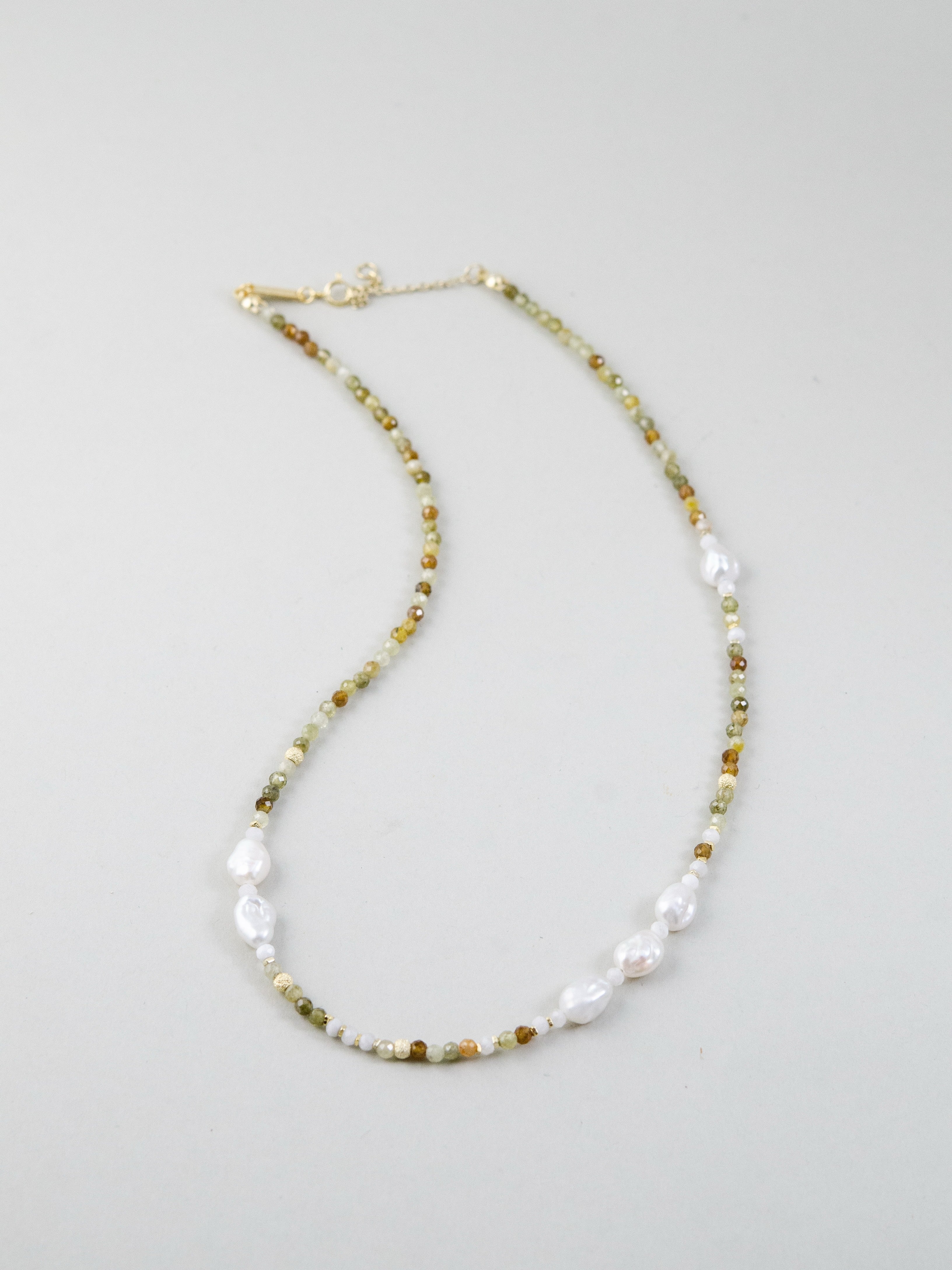 ツァボライト & 淡水パール ネックレス 森の小径 メイン画像 鮮やかな緑と有機的な白