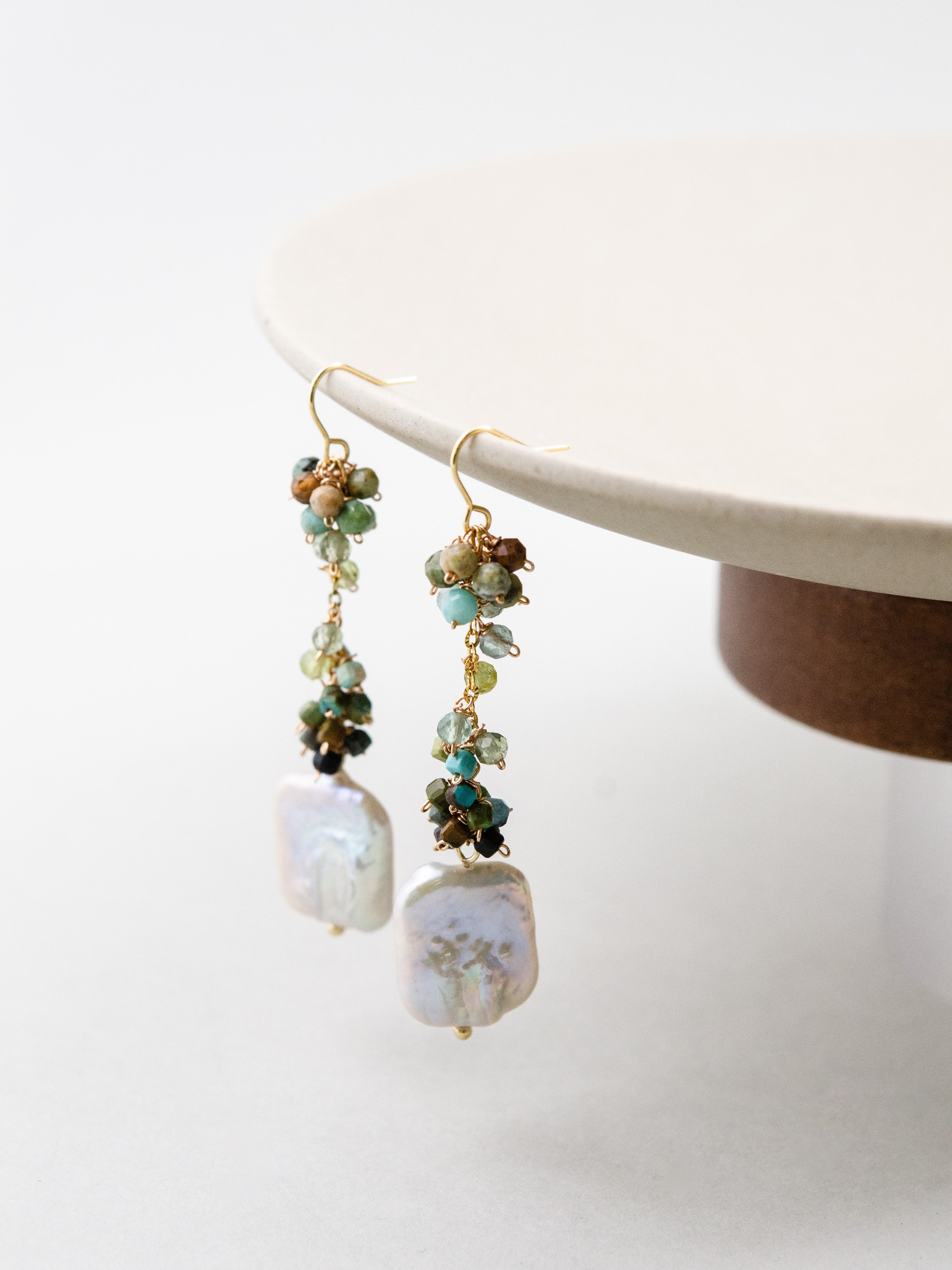 ターコイズ & バロックパール 揺れる ピアス シックなアースカラー 12月・6月誕生石