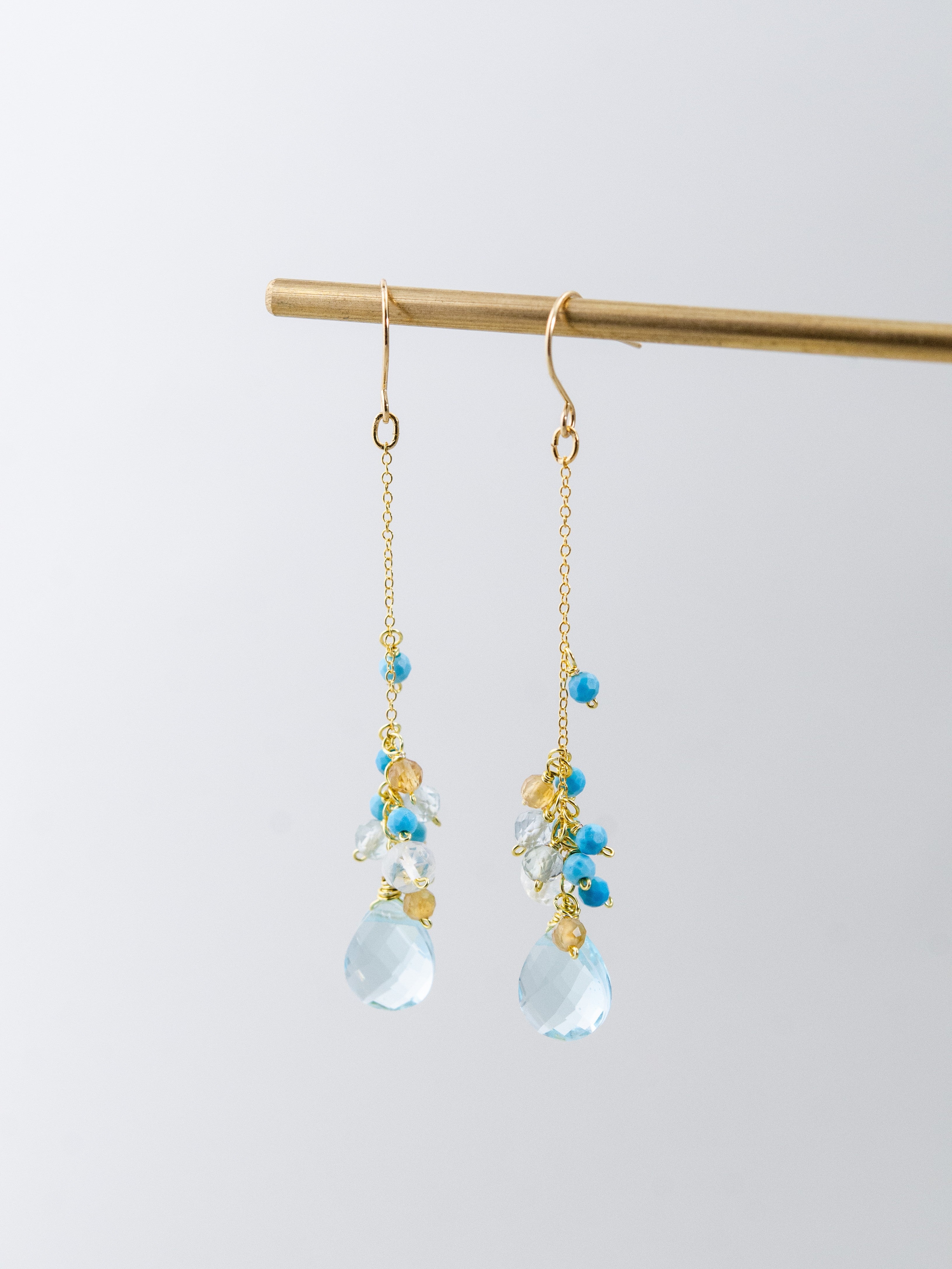 ターコイズ & シトリン & クォーツ 揺れる ロングピアス 全体像 12月誕生石