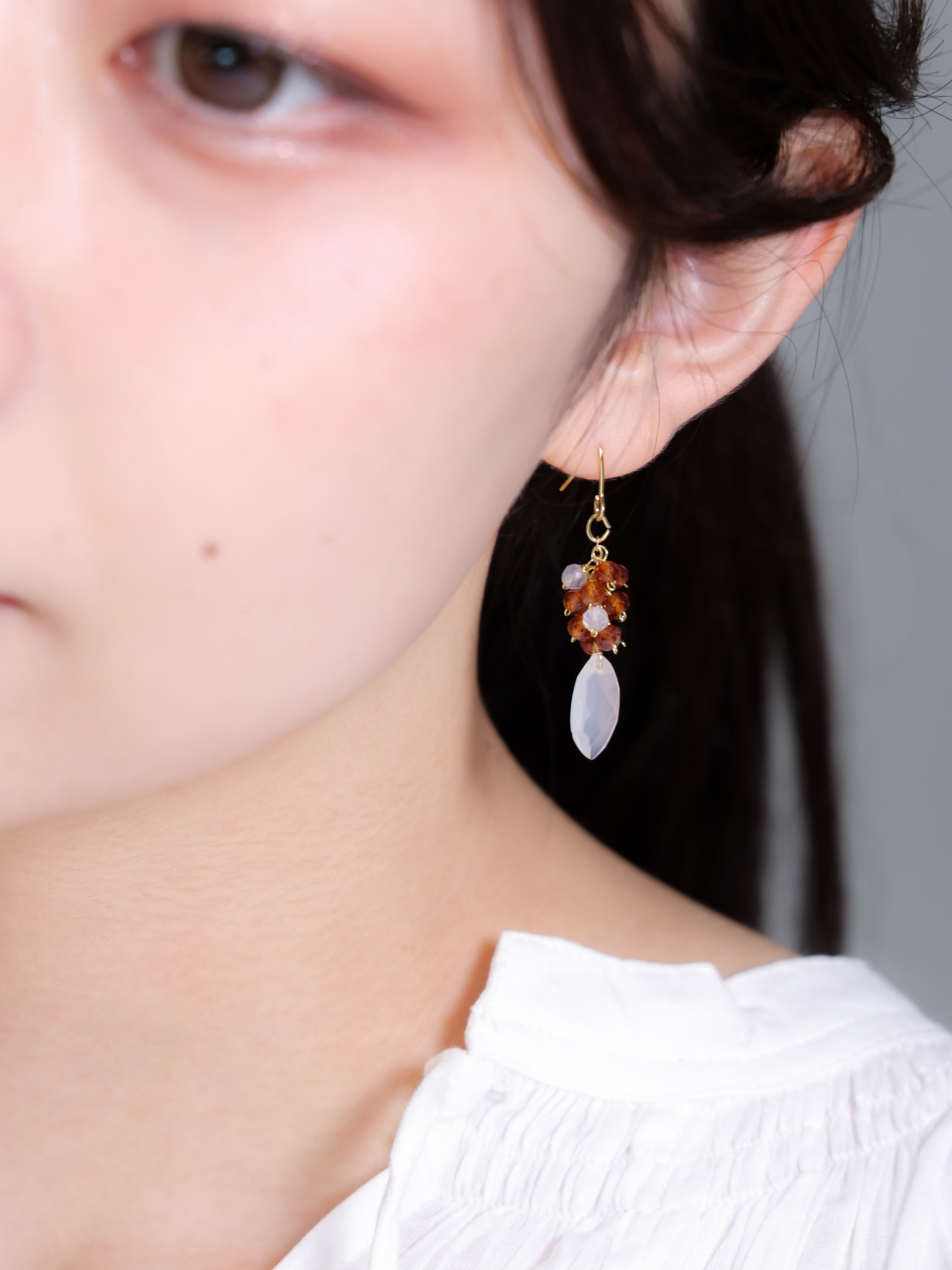 ホワイトカルセドニー ピアス 着用画像 横顔 白トップス 爽やか