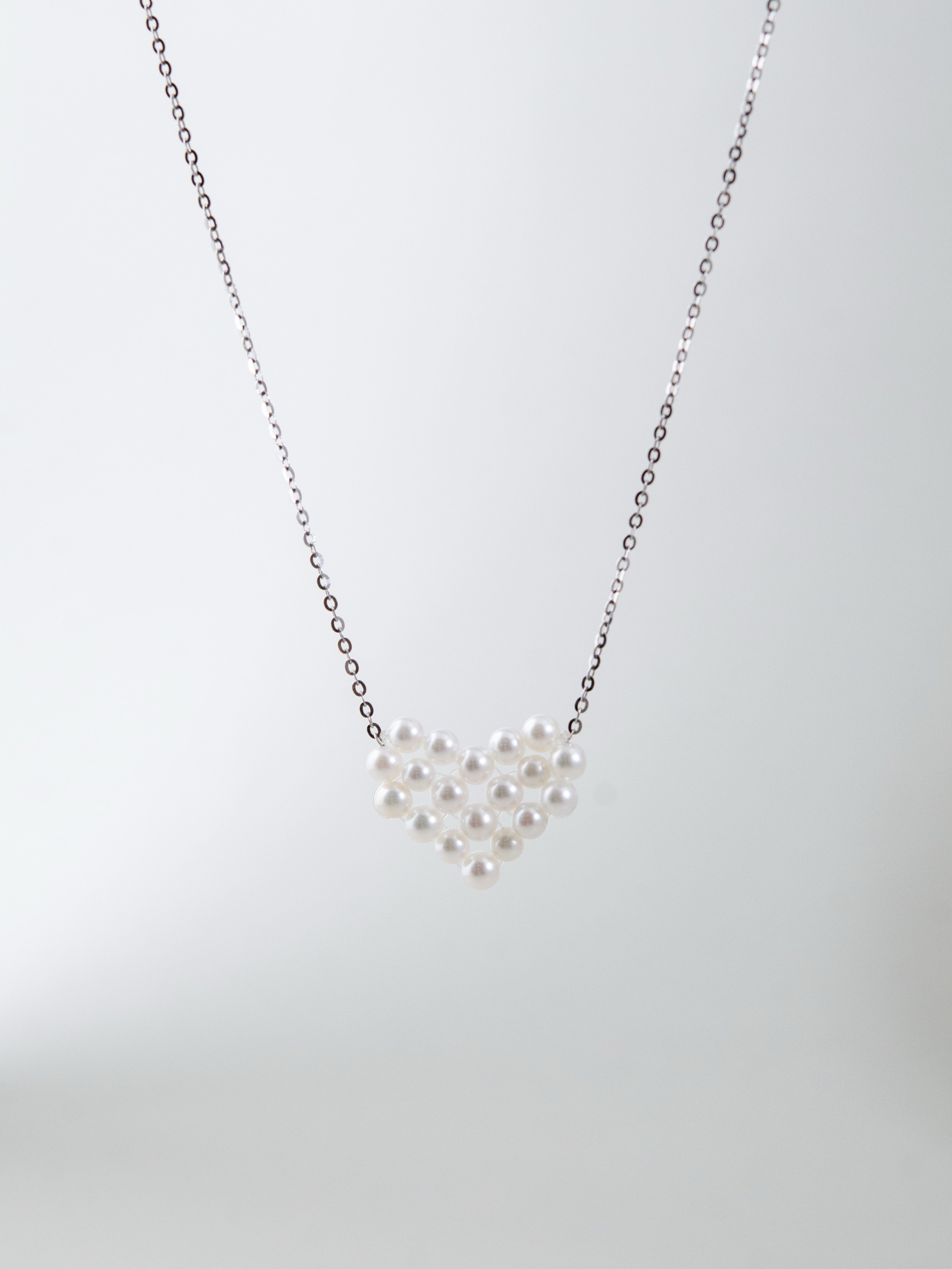 白いハート ネックレス 映える コーデ アクセント