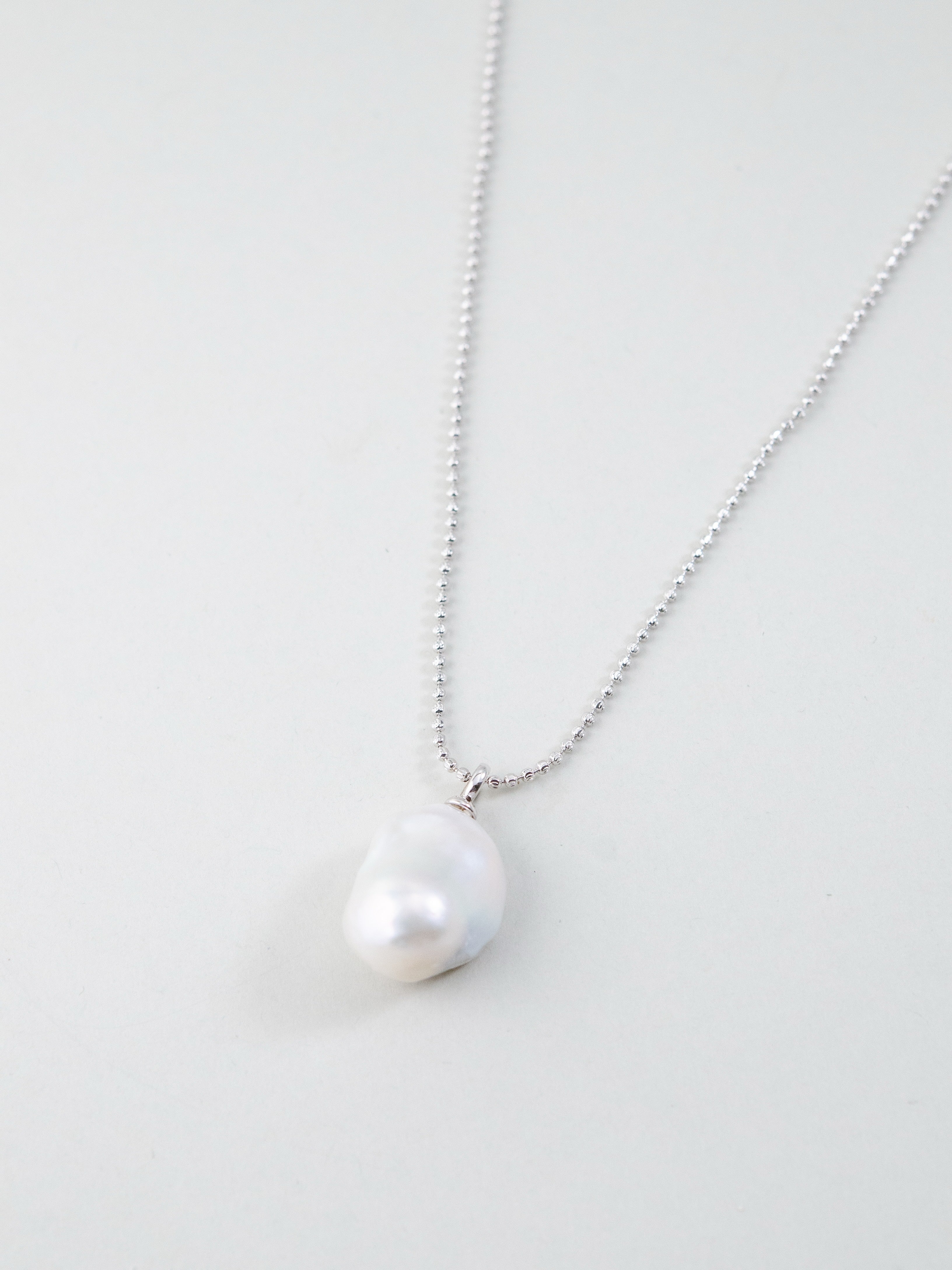 ホワイト パール ネックレス 正面 拡大 大粒 存在感