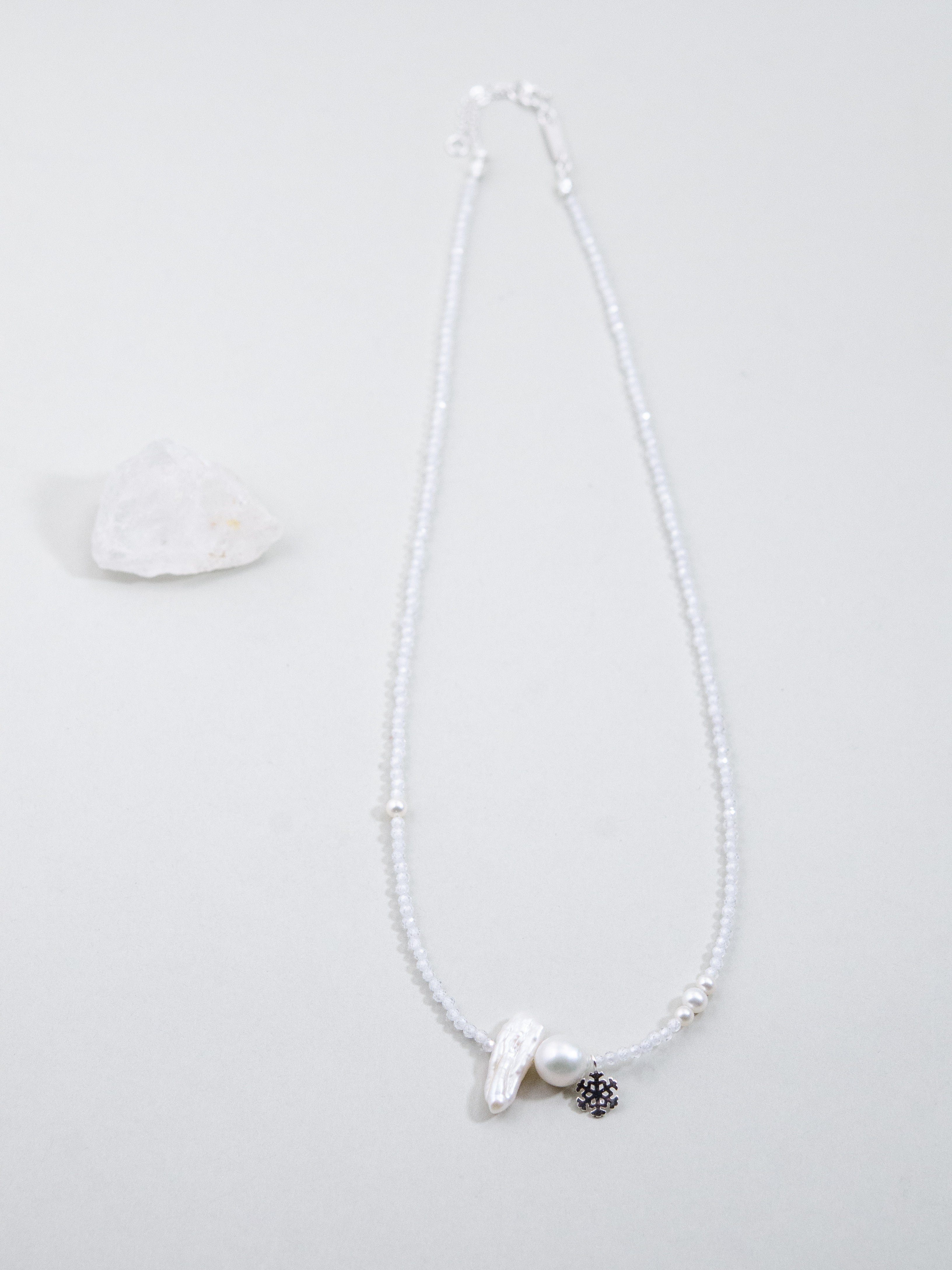 ホワイトクォーツ 淡水パール ネックレス 雪の結晶チャーム 詳細 白
