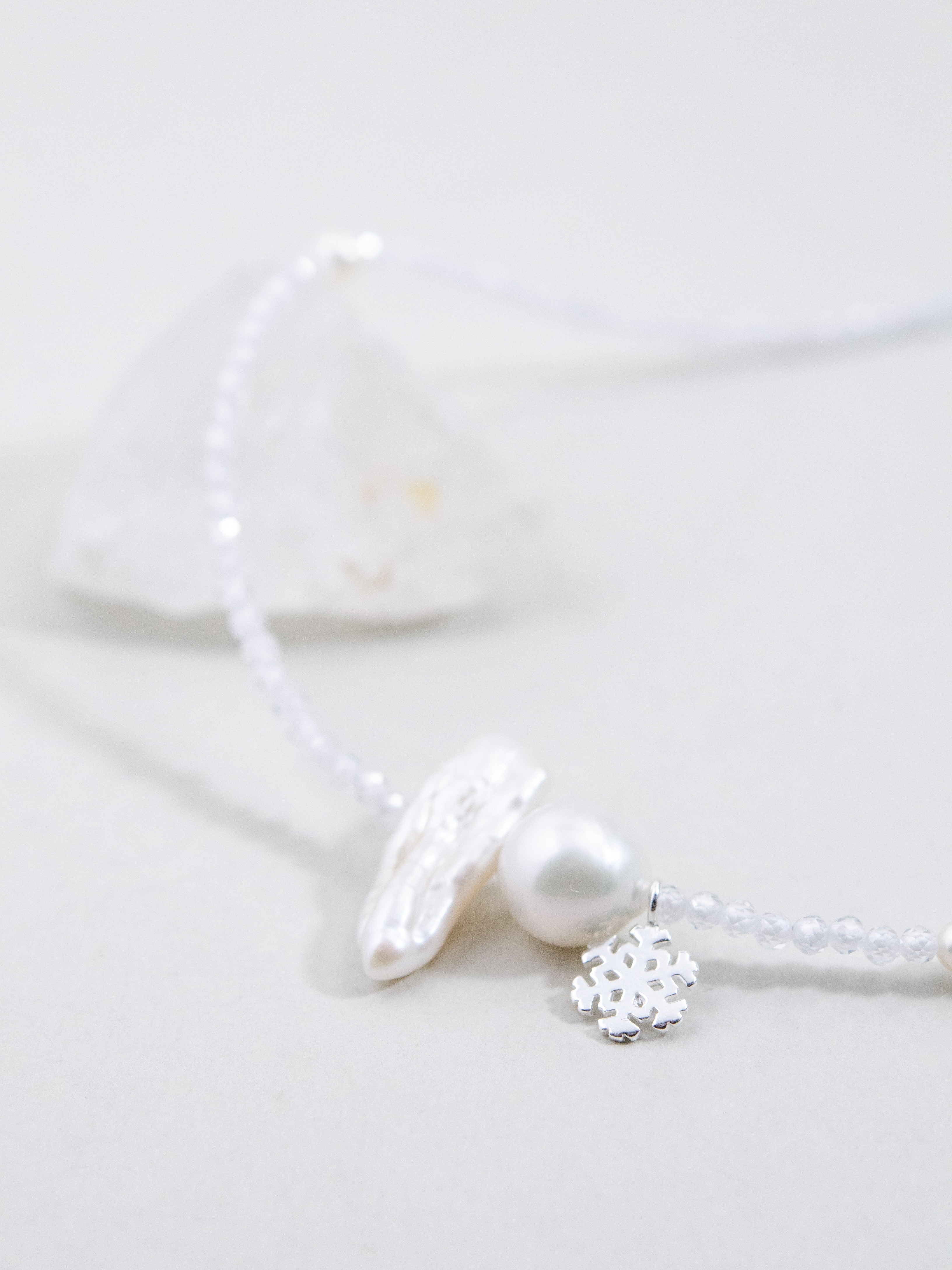 ホワイトクォーツ ネックレス 拡大 フェザーパールと雪の結晶