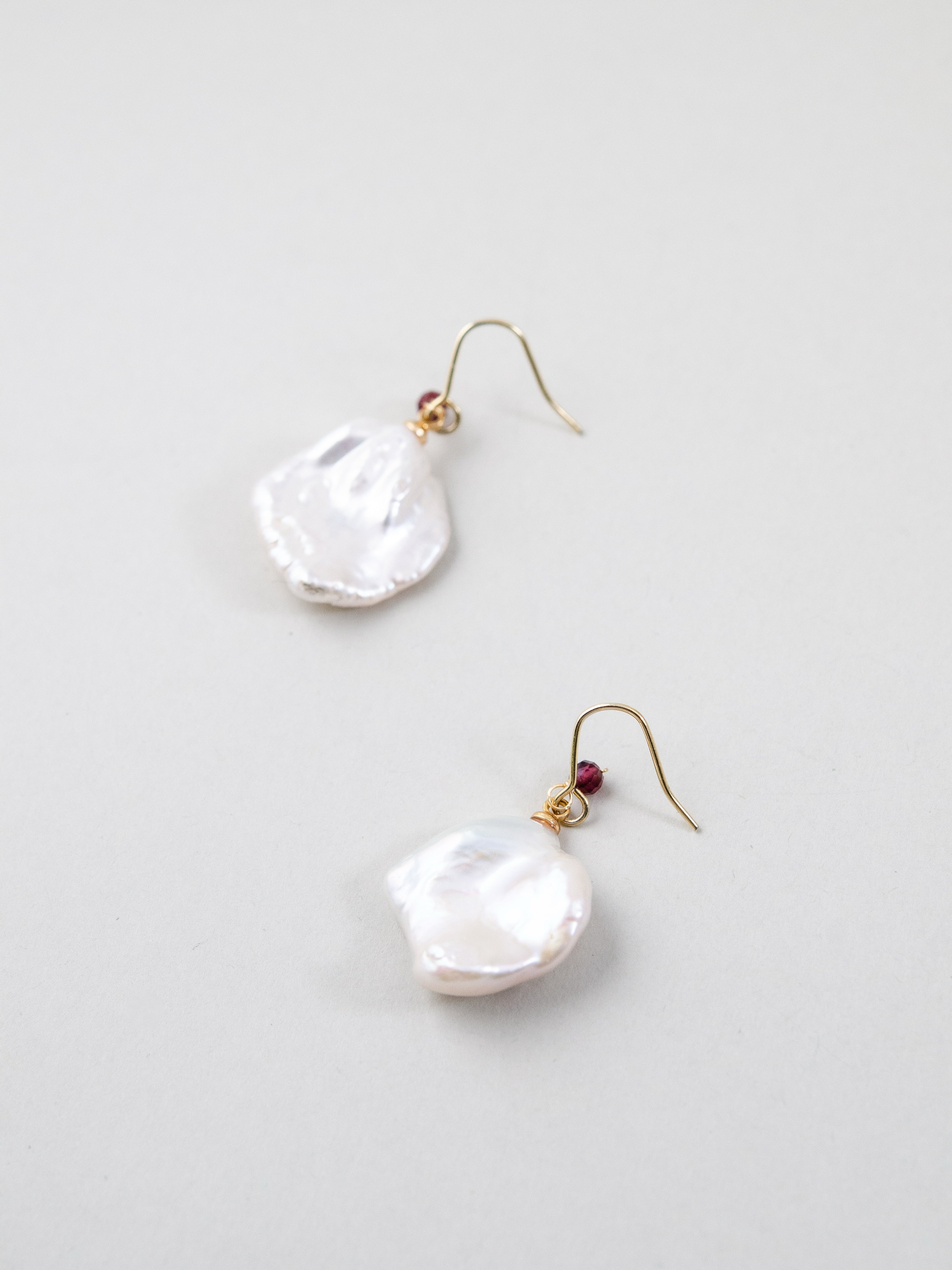 白と赤 ピアス 置き画 天然石 コントラスト ハンドメイド